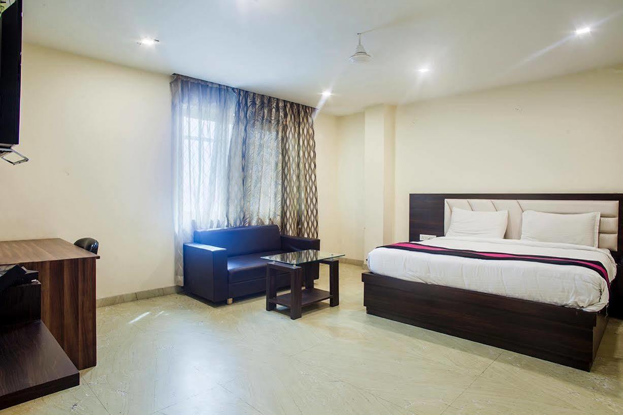 Hotel O Tajway 2*